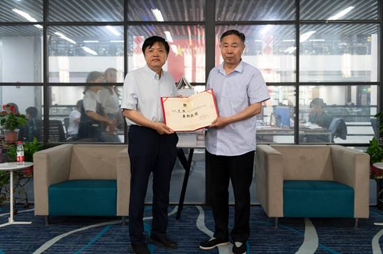 冰球官网向范强现场颁发聘书